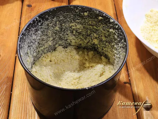 Формочка для выпечки с тестом на дне
