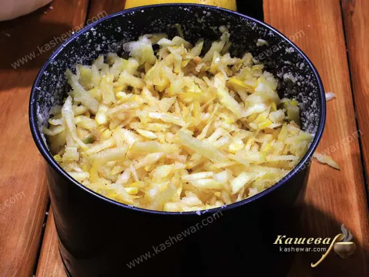 Форма для выпечки с пирогом из айвы