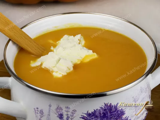 Pumpkin cream soup with carrots