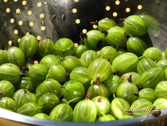Preparing gooseberries for emerald jam