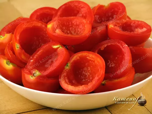 Preparing tomatoes for drying
