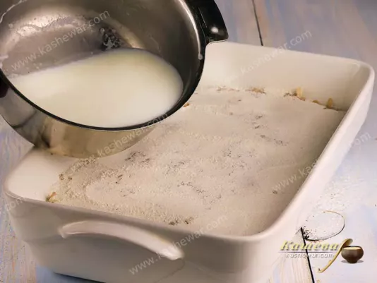 Молоко заливається пиріг
