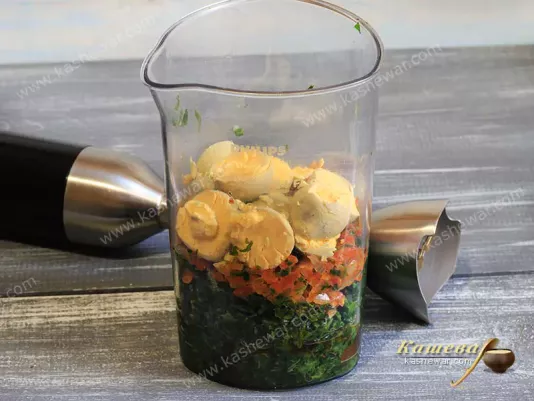 Шпинат, зажарка и яйца в стакане