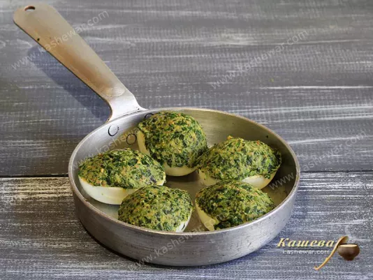Яйца, фаршированные шпинатом