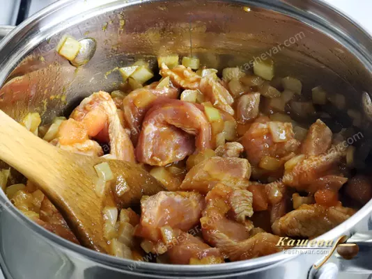 М'ясо з цибулею в каструлі