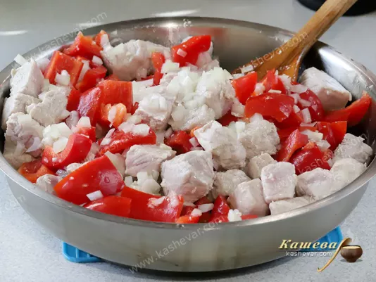 Sweet pepper and pork in a frying pan