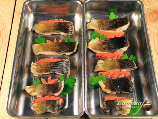 Put the fish into bowl