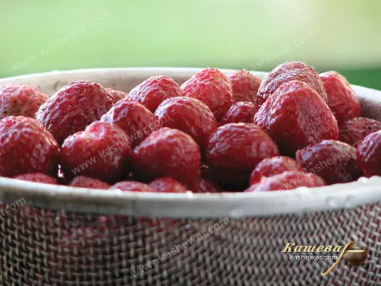 Washed strawberries to freeze