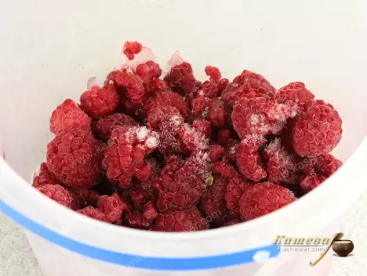 Замороженная малина в коробочках