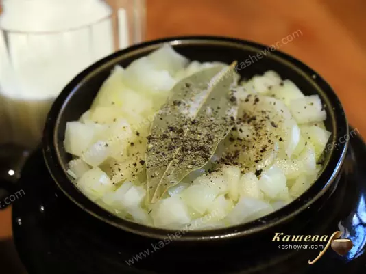 Laurel and spices in a pot