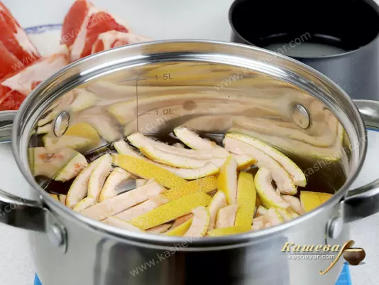 Grapefruit peels in water