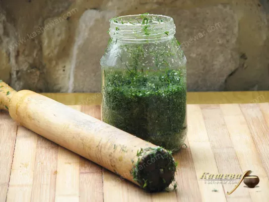 Place the dill tightly in the jars