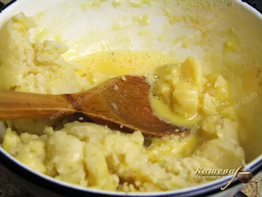 Drive eggs one by one into the choux pastry