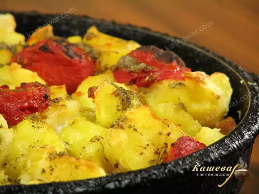Подача жареных цыплят с картофелем и помидорами