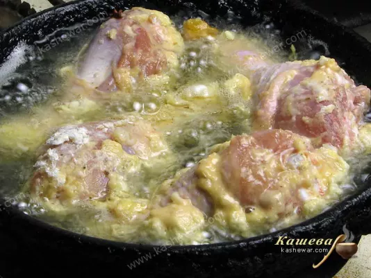 Chicken legs fried in vegetable oil