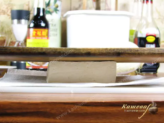 Removing liquid from tofu