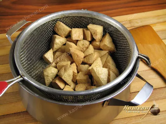 How to drain the oil from tofu