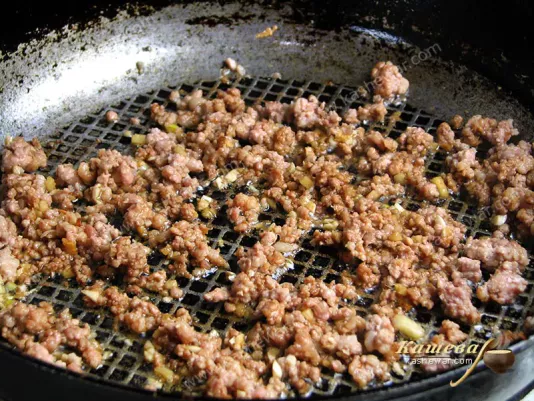 Frying mince meat for tofu