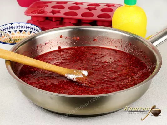 Raspberries with sugar