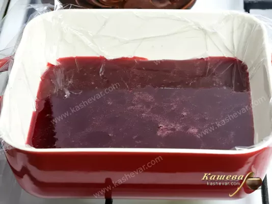 Raspberry jelly hardens in shape