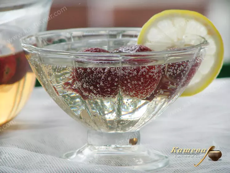 Sparkling strawberry punch – recipe with photo, German cuisine