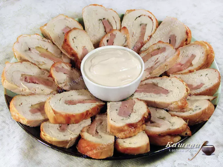 Рулет из индейки с сыром и ветчиной – рецепт с фото, американская кухня